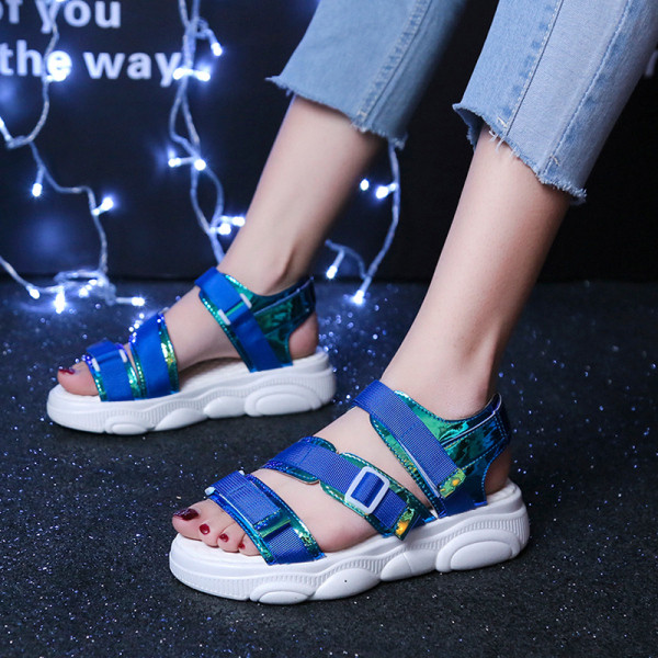 Ikdienas sieviešu sandales ar augstām zolēm un krāsainiem velcro ielāpiem