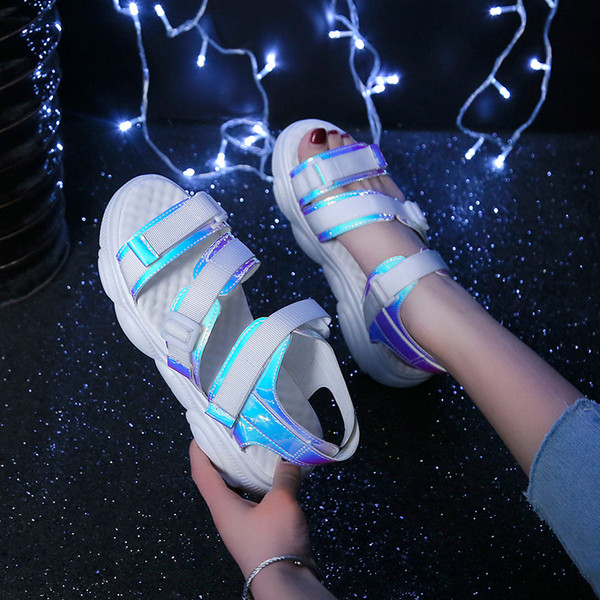 Ikdienas sieviešu sandales ar augstām zolēm un krāsainiem velcro ielāpiem