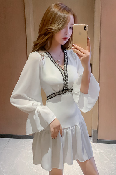 Dabartinė moteriška suknelė su perlais ir špico iškirpte