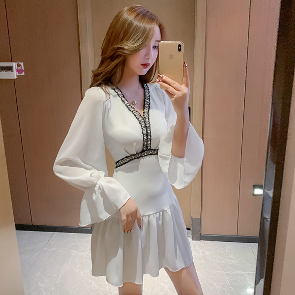 Dabartinė moteriška suknelė su perlais ir špico iškirpte