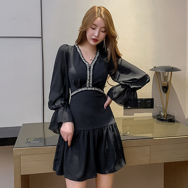 Dabartinė moteriška suknelė su perlais ir špico iškirpte