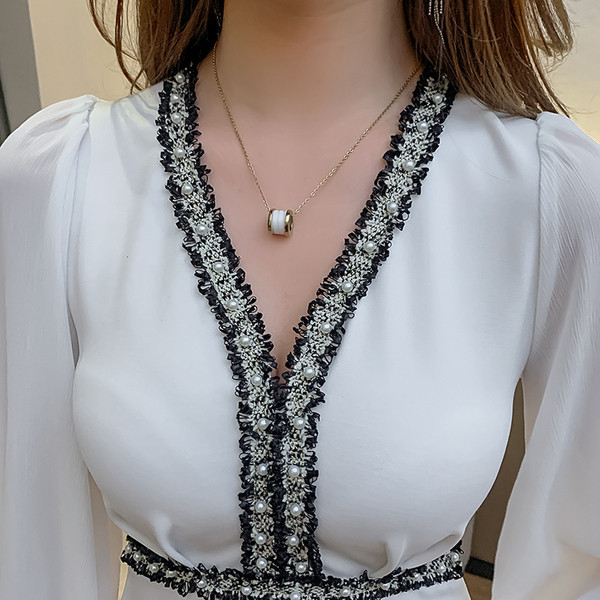 Dabartinė moteriška suknelė su perlais ir špico iškirpte