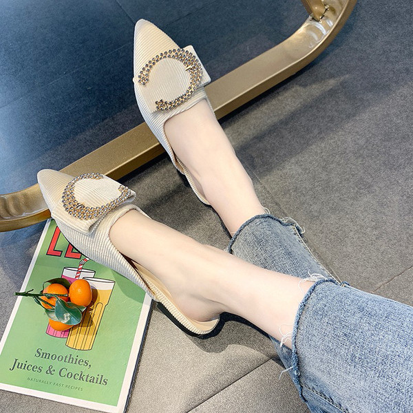 Papuci dama model ascutit cu catarama metalica