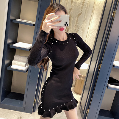 Šiuolaikinė moteriška suknelė su perlais ir apvalia iškirpte