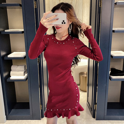 Šiuolaikinė moteriška suknelė su perlais ir apvalia iškirpte