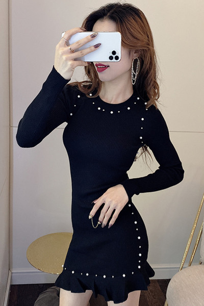 Šiuolaikinė moteriška suknelė su perlais ir apvalia iškirpte