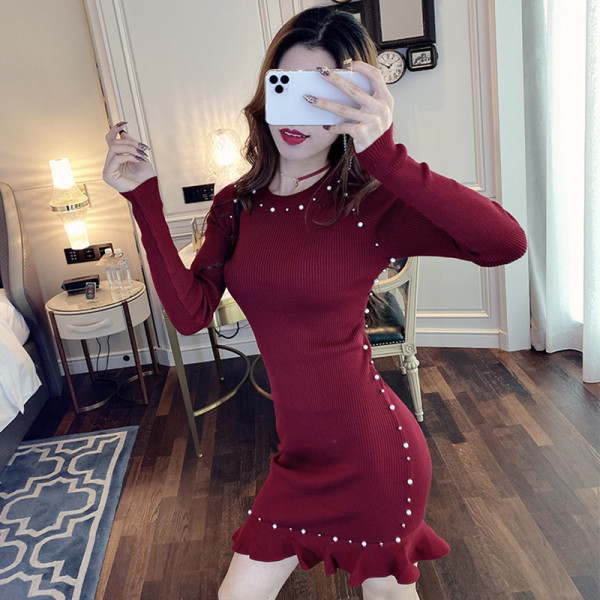 Šiuolaikinė moteriška suknelė su perlais ir apvalia iškirpte