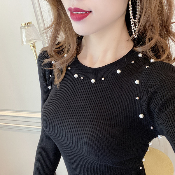 Šiuolaikinė moteriška suknelė su perlais ir apvalia iškirpte