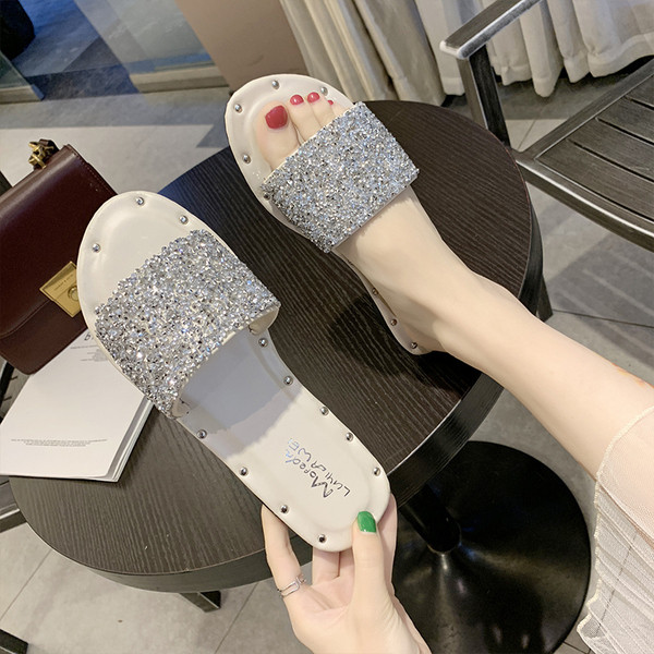 Sieviešu ikdienas čības ar plakanu zoli un spīdīgu efektu