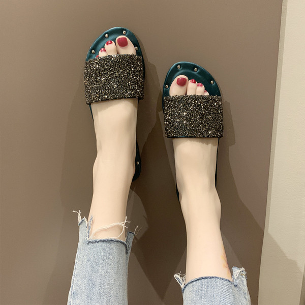 Sieviešu ikdienas čības ar plakanu zoli un spīdīgu efektu