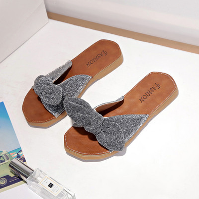 Moteriškos laisvalaikio šlepetės lygiu padu ir blizgančiu kaspinu