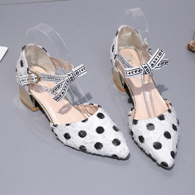 Női szandál elkeskenyedő mintával és bokacsatlakozással