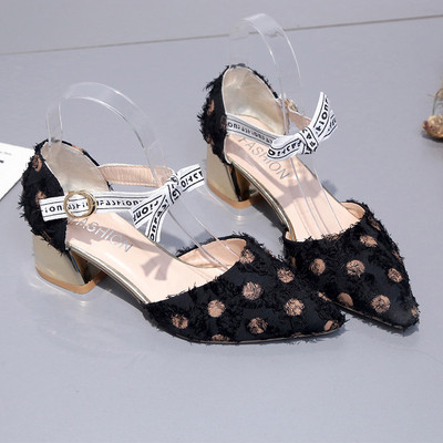 Női szandál elkeskenyedő mintával és bokacsatlakozással