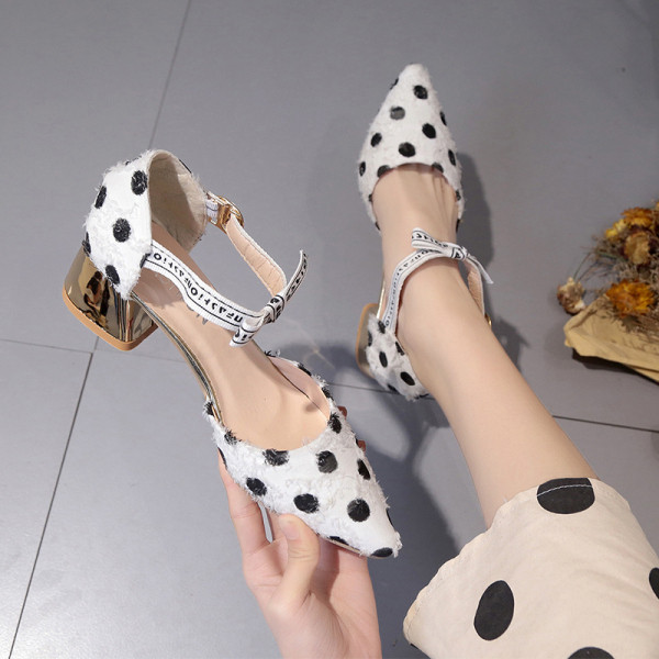 Női szandál elkeskenyedő mintával és bokacsatlakozással