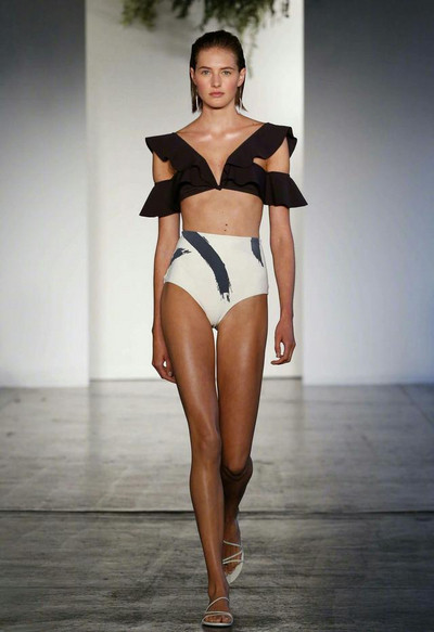 Costum de baie modern din două piese cu umerii goi și pantaloni cu talie înaltă