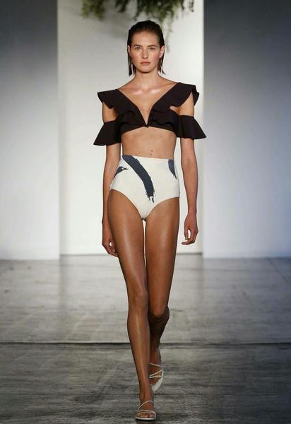 Costum de baie modern din două piese cu umerii goi și pantaloni cu talie înaltă