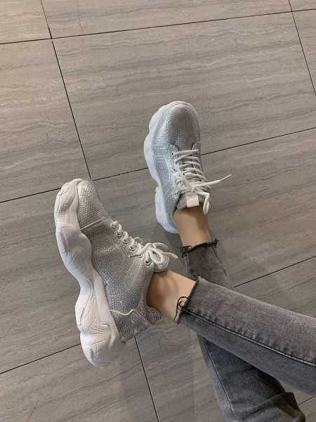 Moodsad kõrge talla ja kivikestega naiste tossud