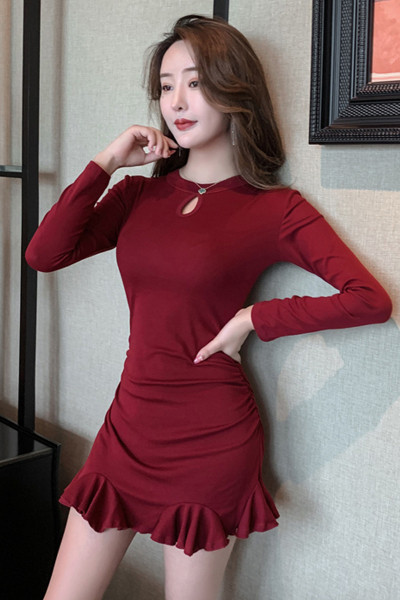 Testhezálló női ruha hosszú ujjal és kerek nyakkivágással