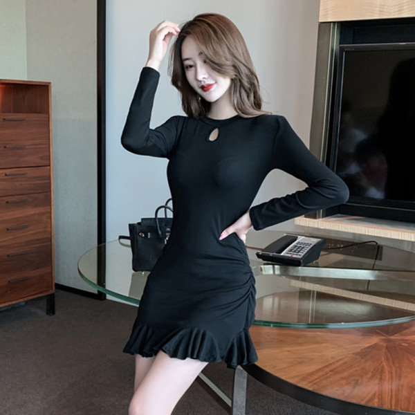 Testhezálló női ruha hosszú ujjal és kerek nyakkivágással