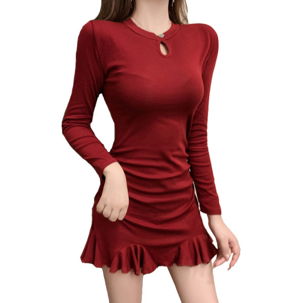Testhezálló női ruha hosszú ujjal és kerek nyakkivágással