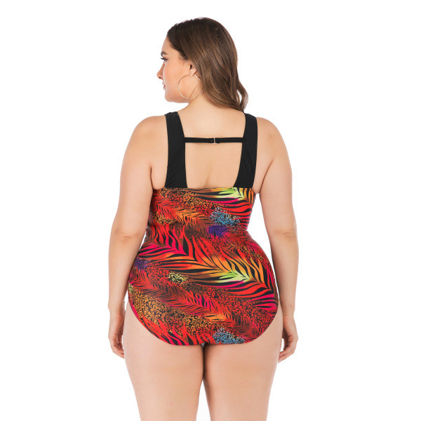 Suures suuruses värvilise mustri ja väljalõigetega täisujumistrikoo