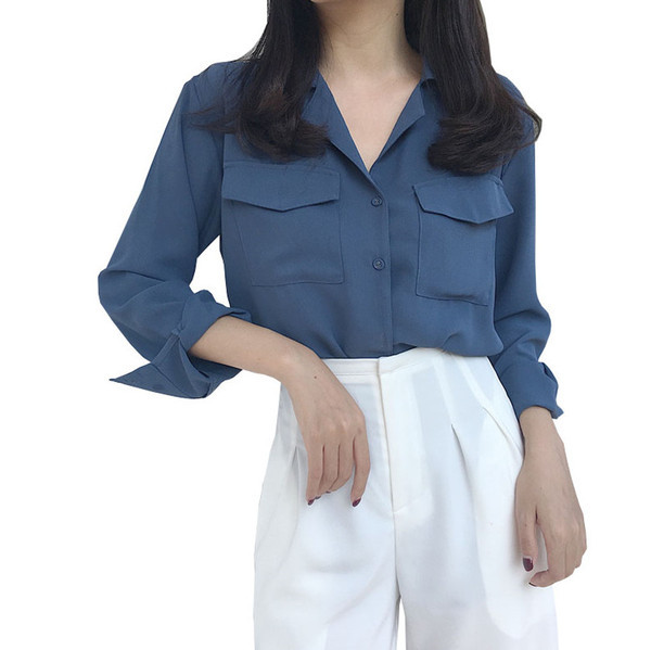 Platūs moteriški marškiniai su klasikine apykakle ir kišenėmis