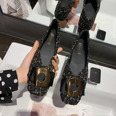 Paprasti moteriški mokasinai su metalo apdaila ir lygiu padu