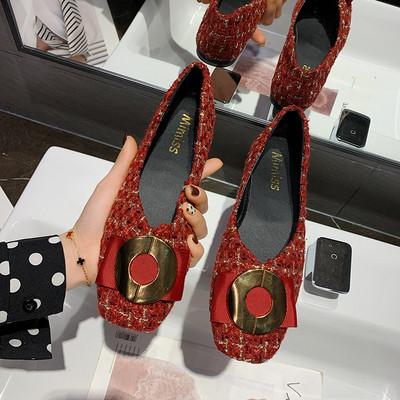 Paprasti moteriški mokasinai su metalo apdaila ir lygiu padu