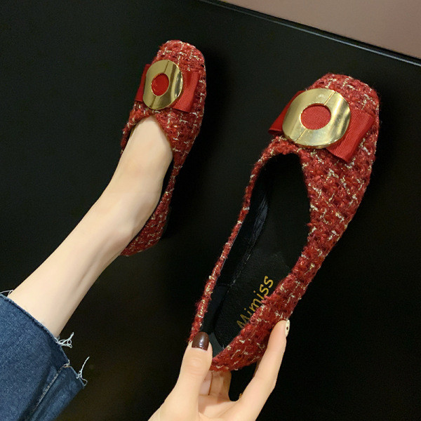 Paprasti moteriški mokasinai su metalo apdaila ir lygiu padu