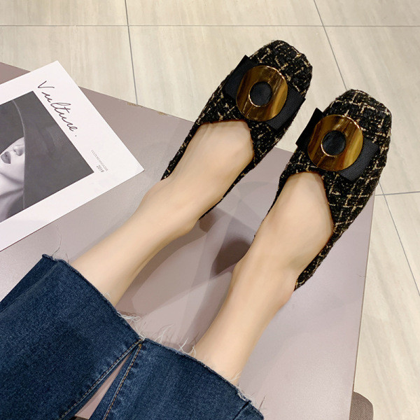 Paprasti moteriški mokasinai su metalo apdaila ir lygiu padu