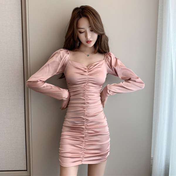 Ženska haljina u retro stilu s dugim rukavima i četvrtastim izrezom