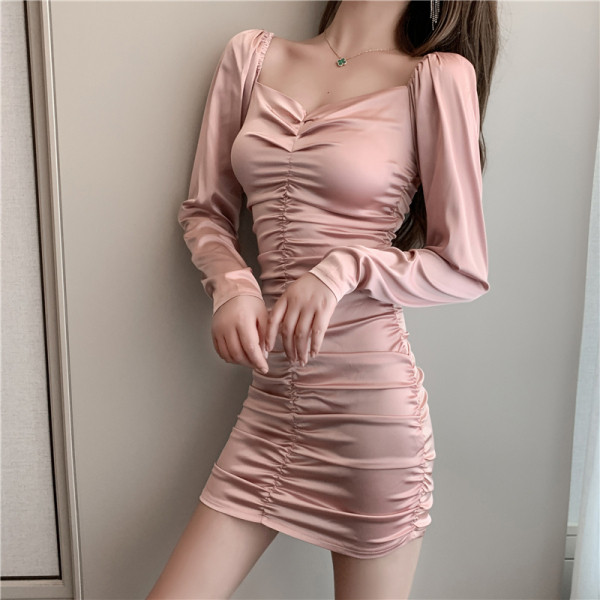 Ženska haljina u retro stilu s dugim rukavima i četvrtastim izrezom