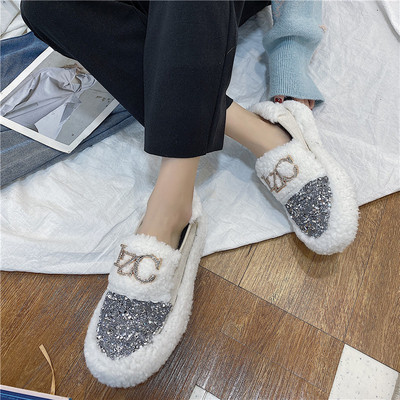 Laisvalaikio moteriški batai lygiais padais ir blizgančiomis dalelėmis bei akmenimis