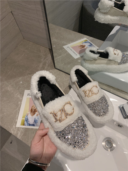 Laisvalaikio moteriški batai lygiais padais ir blizgančiomis dalelėmis bei akmenimis