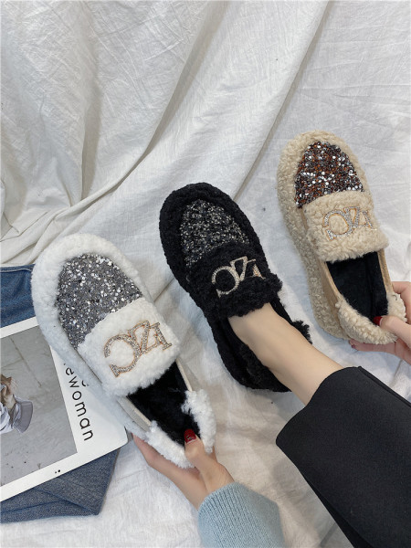 Laisvalaikio moteriški batai lygiais padais ir blizgančiomis dalelėmis bei akmenimis