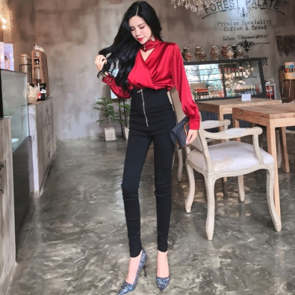 Testhezálló fekete női nadrág magas derékkal és cipzárral