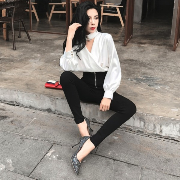 Testhezálló fekete női nadrág magas derékkal és cipzárral