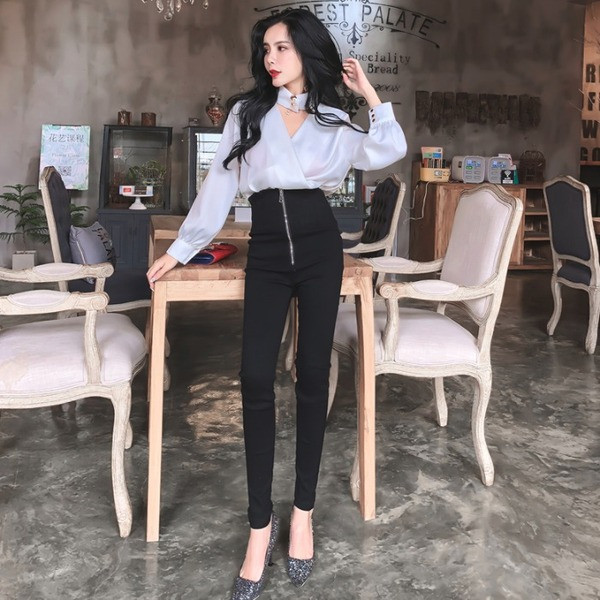 Testhezálló fekete női nadrág magas derékkal és cipzárral