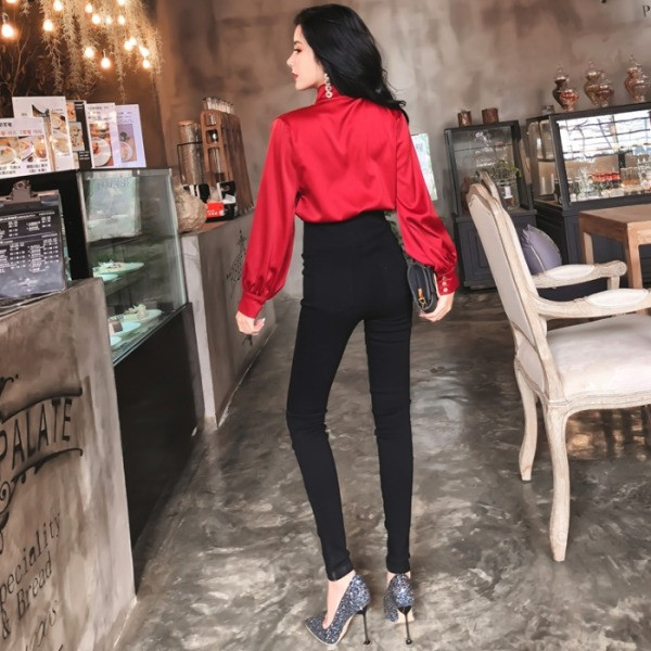 Testhezálló fekete női nadrág magas derékkal és cipzárral