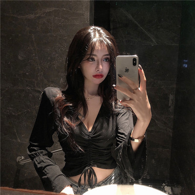 Libisev naiste pluus spits-kaelusega ja kootud esiosa lipsudega