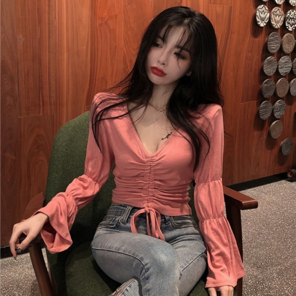 Libisev naiste pluus spits-kaelusega ja kootud esiosa lipsudega