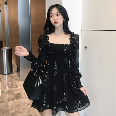 Melna sieviešu kleita ar kvadrātveida kakla izgriezumu un izšuvumu