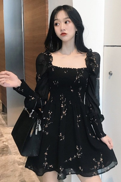 Melna sieviešu kleita ar kvadrātveida kakla izgriezumu un izšuvumu