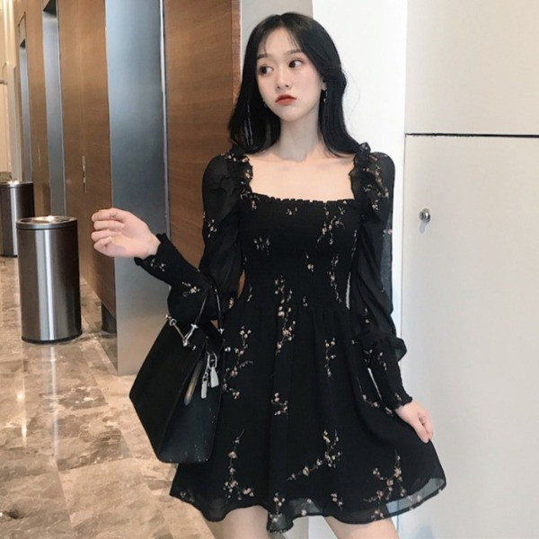 Melna sieviešu kleita ar kvadrātveida kakla izgriezumu un izšuvumu