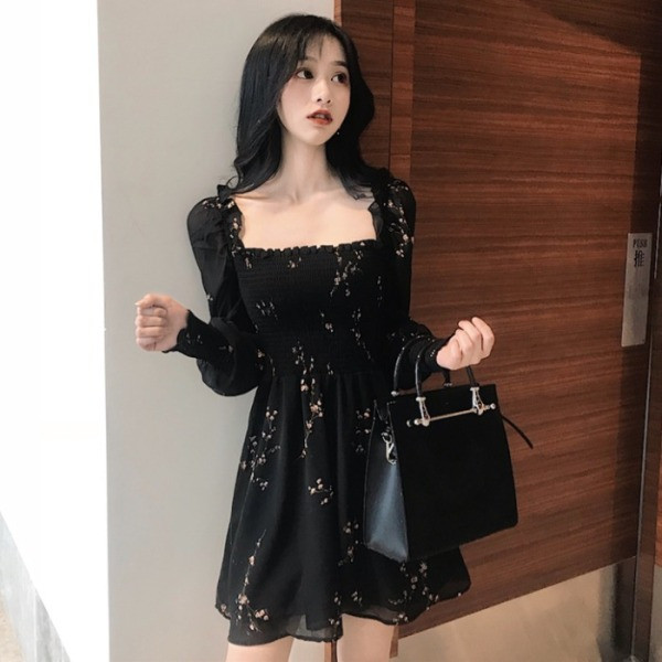 Melna sieviešu kleita ar kvadrātveida kakla izgriezumu un izšuvumu