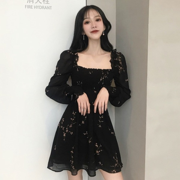 Melna sieviešu kleita ar kvadrātveida kakla izgriezumu un izšuvumu