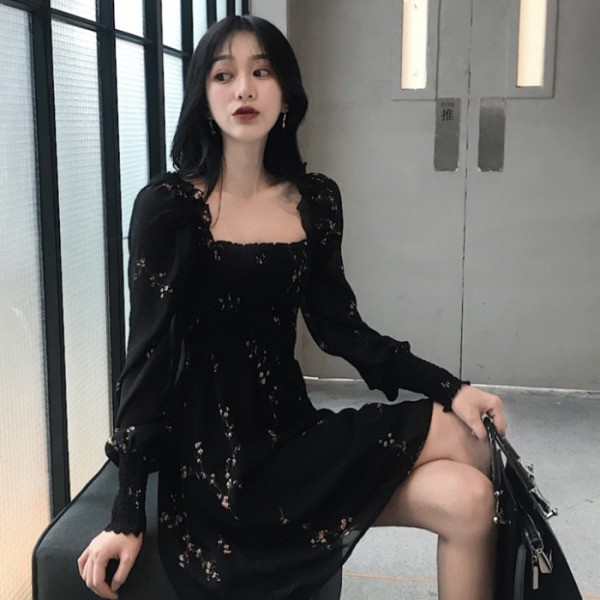 Melna sieviešu kleita ar kvadrātveida kakla izgriezumu un izšuvumu