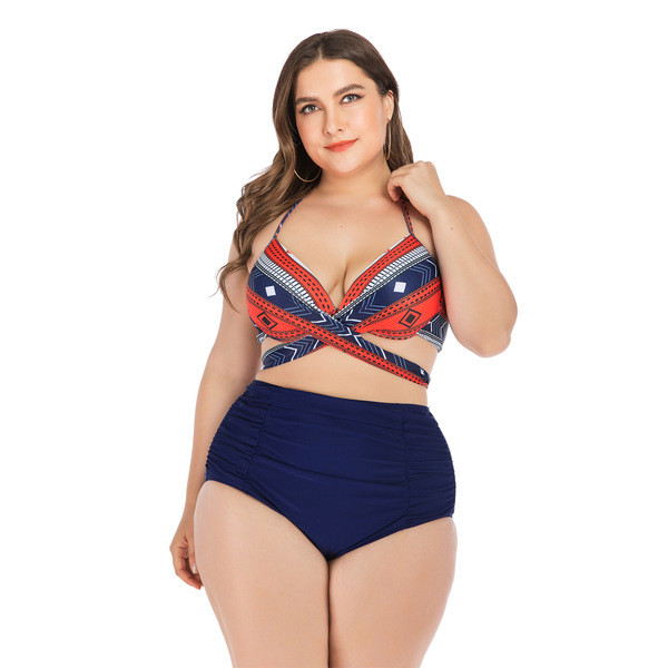 Liela izmēra divdaļīgs peldkostīms ar krāsainu augšdaļu un vienkrāsainu apakšdaļu