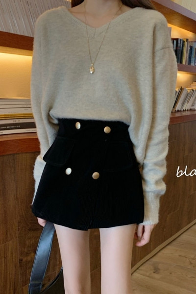 Modern női szoknya magas derékkal, fém elemekkel