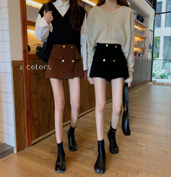 Modern női szoknya magas derékkal, fém elemekkel